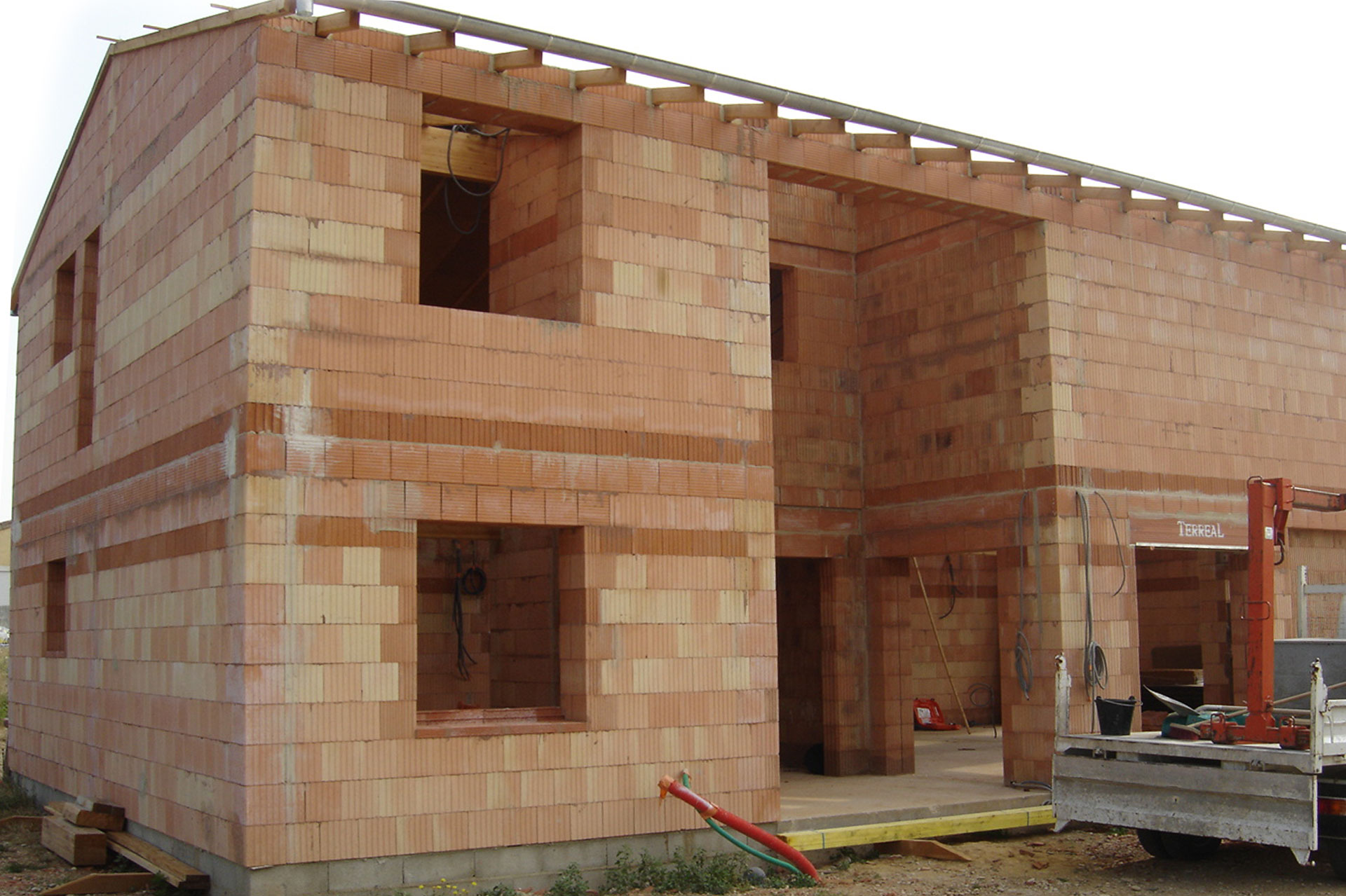 Construction d’une maison à Allex avec gros œuvre, maçonnerie de type brique mono mur et dallage béton.